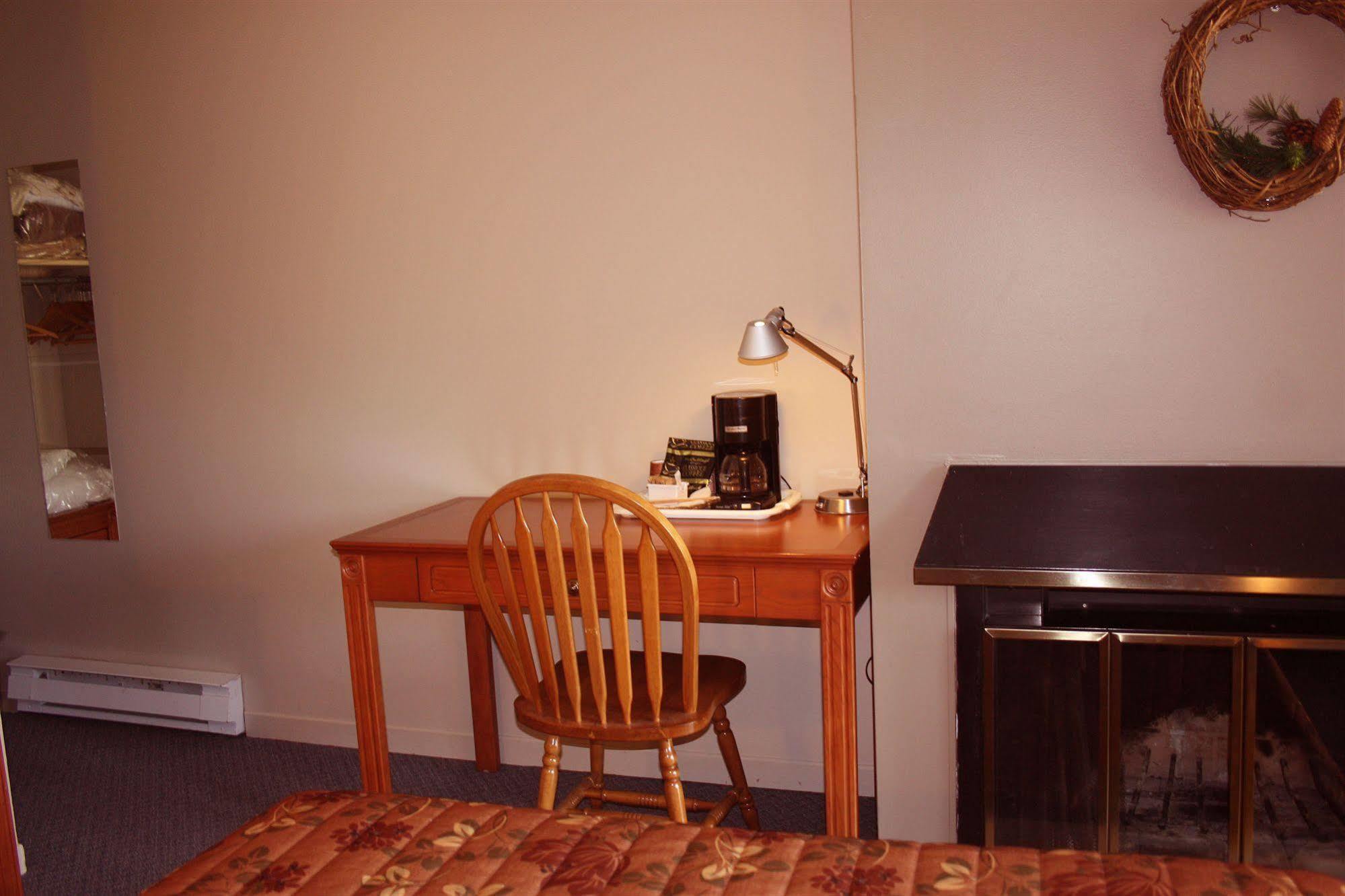 Motel Le Jolibourg Saint-Sauveur Экстерьер фото